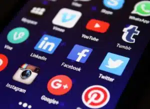 social-media-apps-on-smartphone